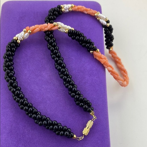 💛 Vintage Coral, Onyx and Rice Pearl Gold Beaded Necklace - Picture 4 of 4